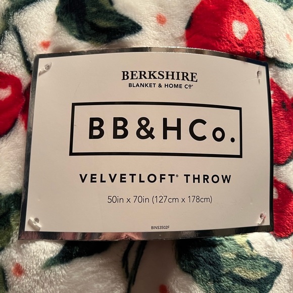 Brand New Berkshire Cherry Plush Throw w tags - Picture 3 of 5